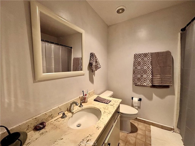 8060 Canby Ave Unit 2, Reseda, CA 91335 - full bathroom featuring vanity, toilet, curtained shower, and baseboards