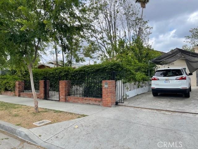 view of front of house with driveway and a fenced front yard