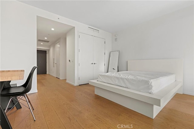877 Francisco St Unit 1723, Los Angeles, CA 90017 - bedroom featuring light wood-style flooring, recessed lighting, a closet, and baseboards