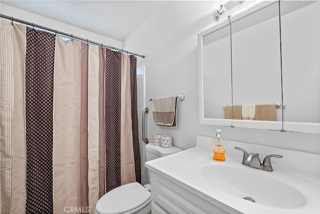 full bath with toilet, a shower with shower curtain, and vanity
