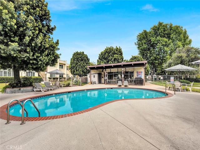 11813 Runnymede St Unit 44, North Hollywood, CA 91605 - community pool with a patio and fence