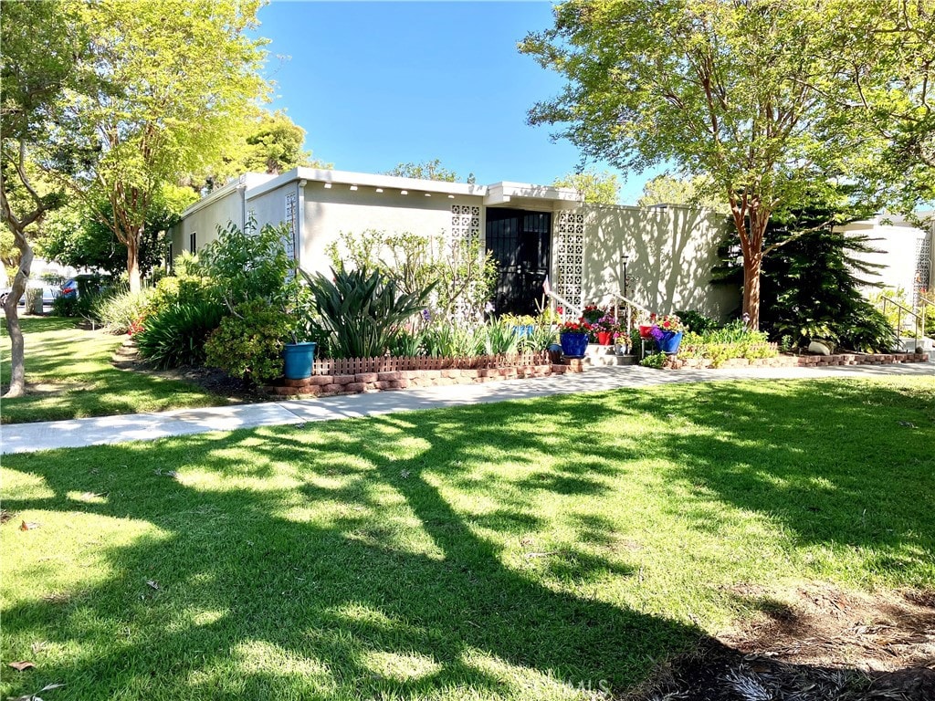 588 Avenida Majorca Unit D, Laguna Woods, CA 93637 - view of front of property featuring a front yard and stucco siding