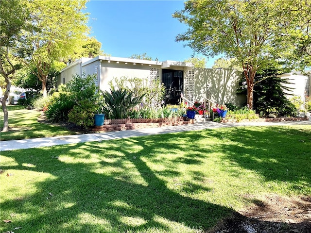 588 Avenida Majorca Unit D, Laguna Woods, CA 93637 - view of front of property featuring a front yard and stucco siding