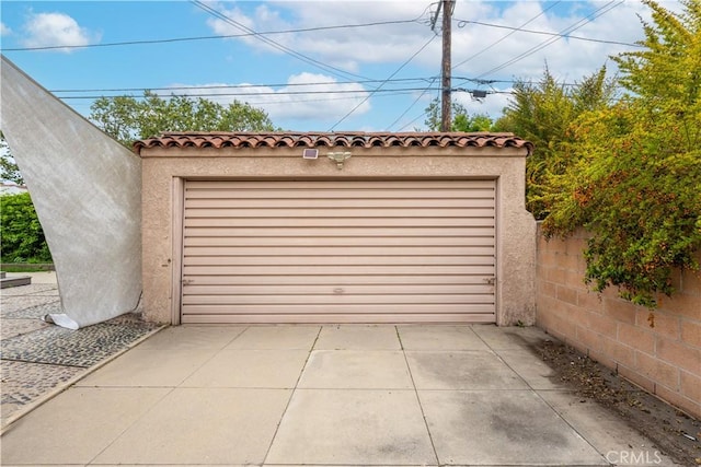 3712 Virginia Rd, Los Angeles, CA 90016 - detached garage with fence