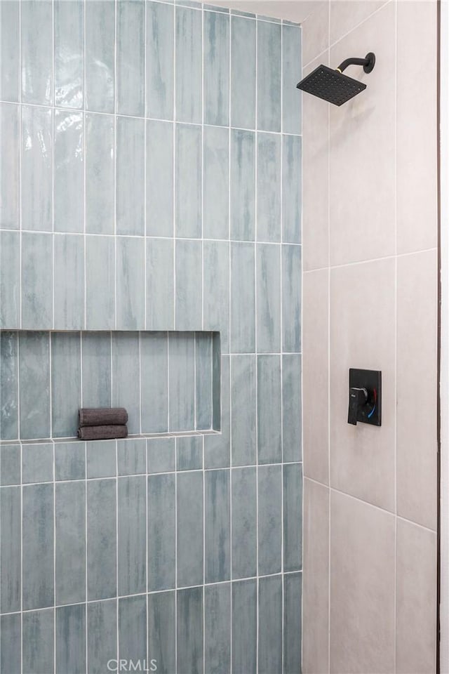 full bath with tiled shower