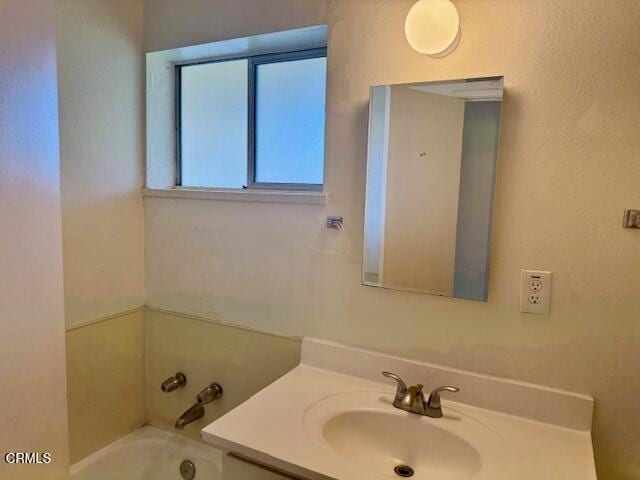 451 Redwood St, Oxnard, CA 93033 - full bath with a tub to relax in and vanity