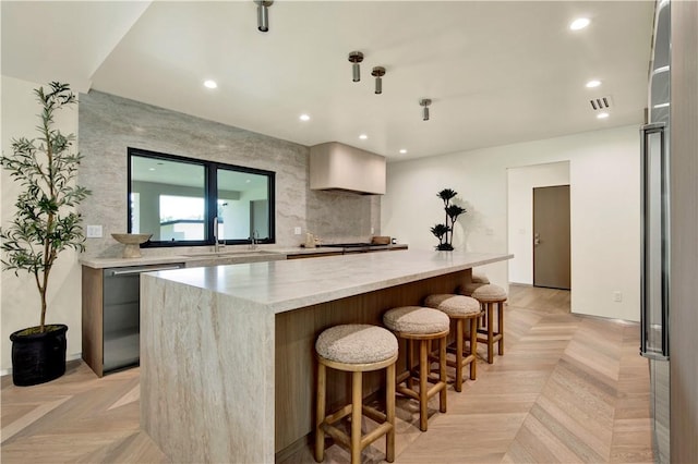 kitchen with visible vents, dishwashing machine, a spacious island, recessed lighting, and a sink
