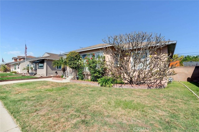 view of front of property featuring stucco siding and a front lawn