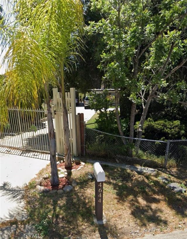 4644 La Canada Rd, Fallbrook, CA 92028 - gate with fence