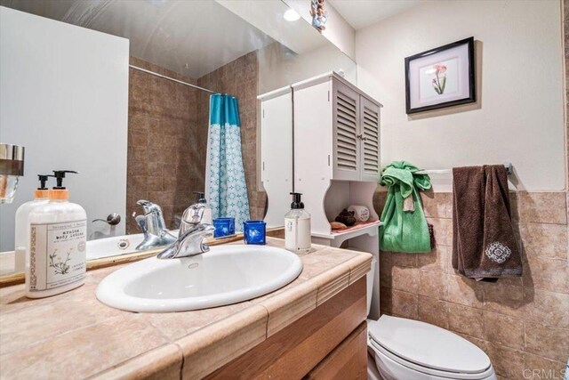 1315 Hermana Ct, Vista, CA 92084 - full bath featuring curtained shower, toilet, and vanity
