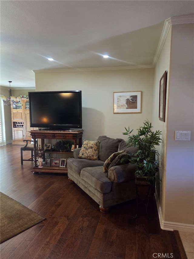 living room featuring crown molding, recessed lighting, baseboards, and hardwood / wood-style flooring