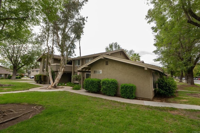 view of front of property featuring stucco siding and a front yard