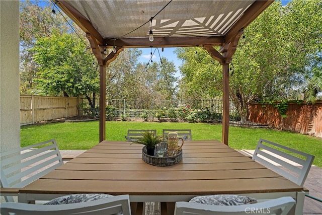 view of patio with outdoor dining area, a fenced backyard, and ceiling fan