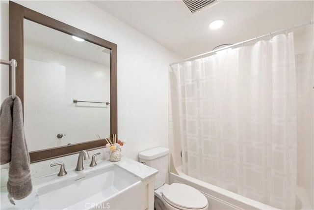 bathroom with toilet, shower / tub combo with curtain, visible vents, vanity, and recessed lighting