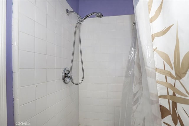 bathroom featuring a tile shower