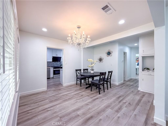 dining room featuring an inviting chandelier, light wood-style floors, recessed lighting, baseboards, and visible vents