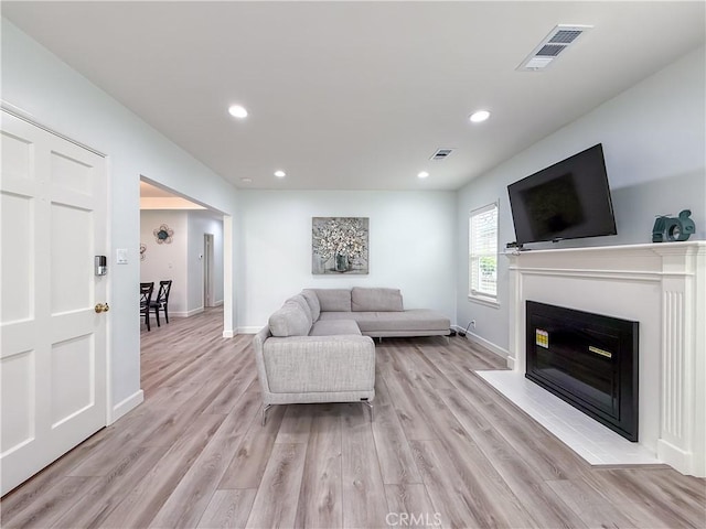 living area featuring visible vents, recessed lighting, light wood-style floors, and baseboards
