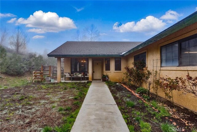 24980 Sunset Way, Tehachapi, CA 93561 - view of exterior entry with stucco siding and an outdoor living space