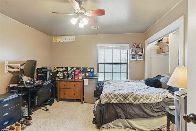 24980 Sunset Way, Tehachapi, CA 93561 - bedroom with light colored carpet, a desk, and a ceiling fan