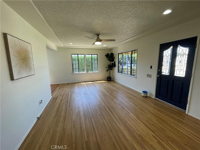 foyer featuring ceiling fan, a textured ceiling, wood finished floors, baseboards, and recessed lighting