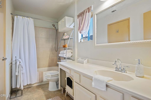 543 S E St, Oxnard, CA 93030 - bathroom with toilet, vanity, and shower / bath combination with curtain