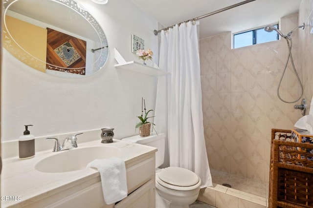 543 S E St, Oxnard, CA 93030 - bathroom featuring a tile shower, toilet, and vanity