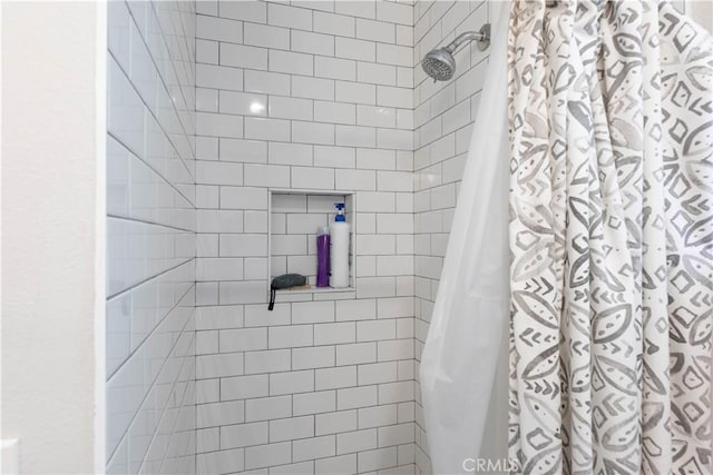 full bathroom featuring a tile shower