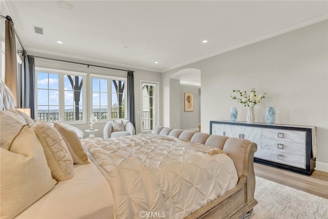 bedroom featuring arched walkways, recessed lighting, light wood-style flooring, and visible vents