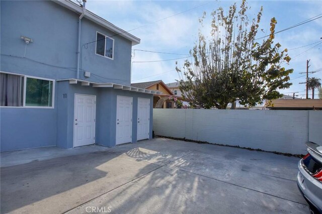 5459 Carlin St, Los Angeles, CA 90016 - garage with fence