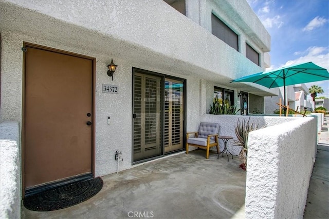 entrance to property with stucco siding