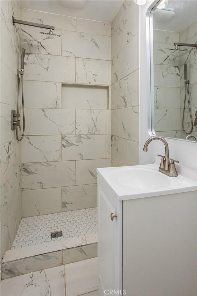 636 Harding Dr, Redlands, CA 92373 - bathroom featuring a tile shower and vanity