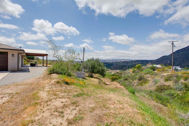 view of yard with a mountain view