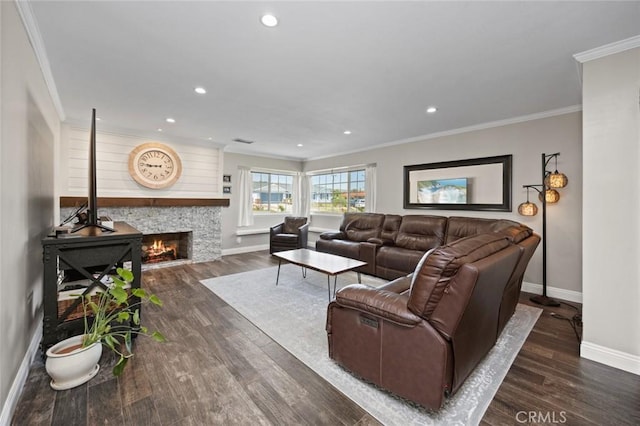 living room featuring baseboards, recessed lighting, crown molding, and wood finished floors