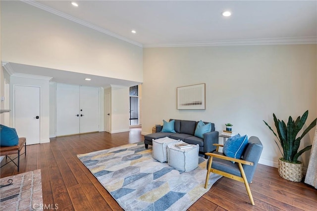 living room featuring crown molding, recessed lighting, baseboards, and hardwood / wood-style floors