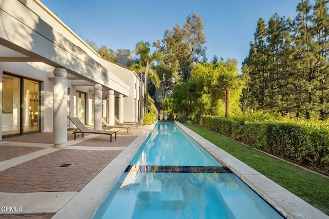 view of swimming pool with a pool with connected hot tub and a patio area