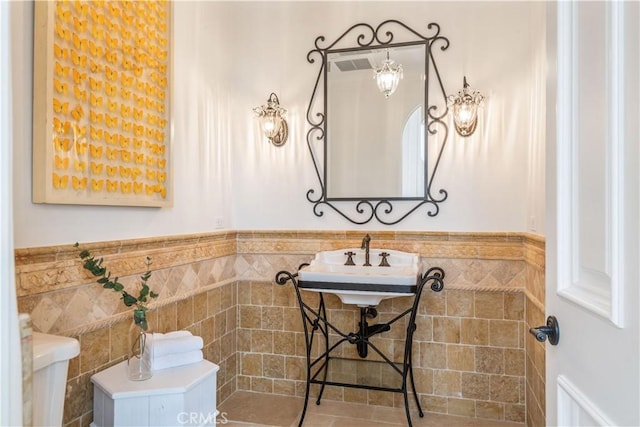 2008 Via Visalia, Palos Verdes Estates, CA 90274 - bathroom featuring tile walls and a wainscoted wall