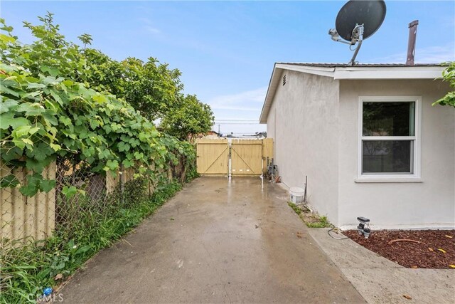 920 W Hollyvale St, Azusa, CA 91702 - view of side of home featuring stucco siding, a gate, and fence