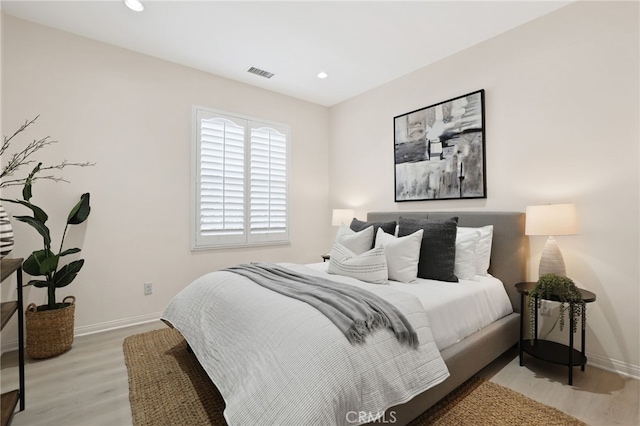 bedroom with visible vents, recessed lighting, baseboards, and light wood-style floors