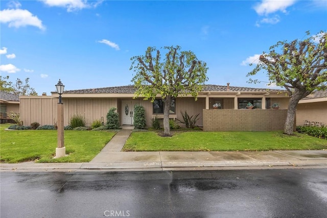 view of front of property with a front lawn