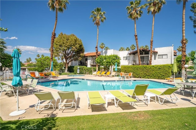 2240 S Palm Canyon Dr Unit 20, Palm Springs, CA 92264 - community pool featuring a patio and fence