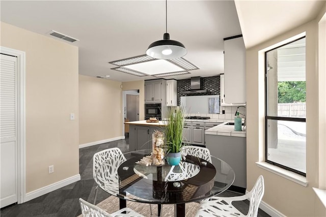dining space with visible vents and baseboards