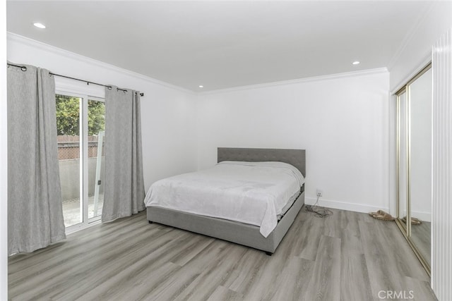 bedroom featuring crown molding, a closet, wood finished floors, baseboards, and recessed lighting