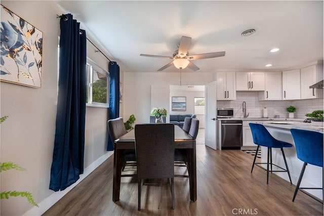dining space featuring visible vents, dark wood-style flooring, baseboards, ceiling fan, and recessed lighting