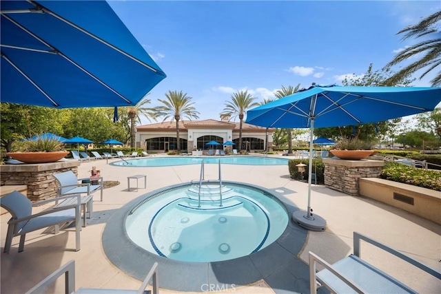 5551 Corte Fiesta, Hemet, CA 92545 - community pool featuring a community hot tub and a patio