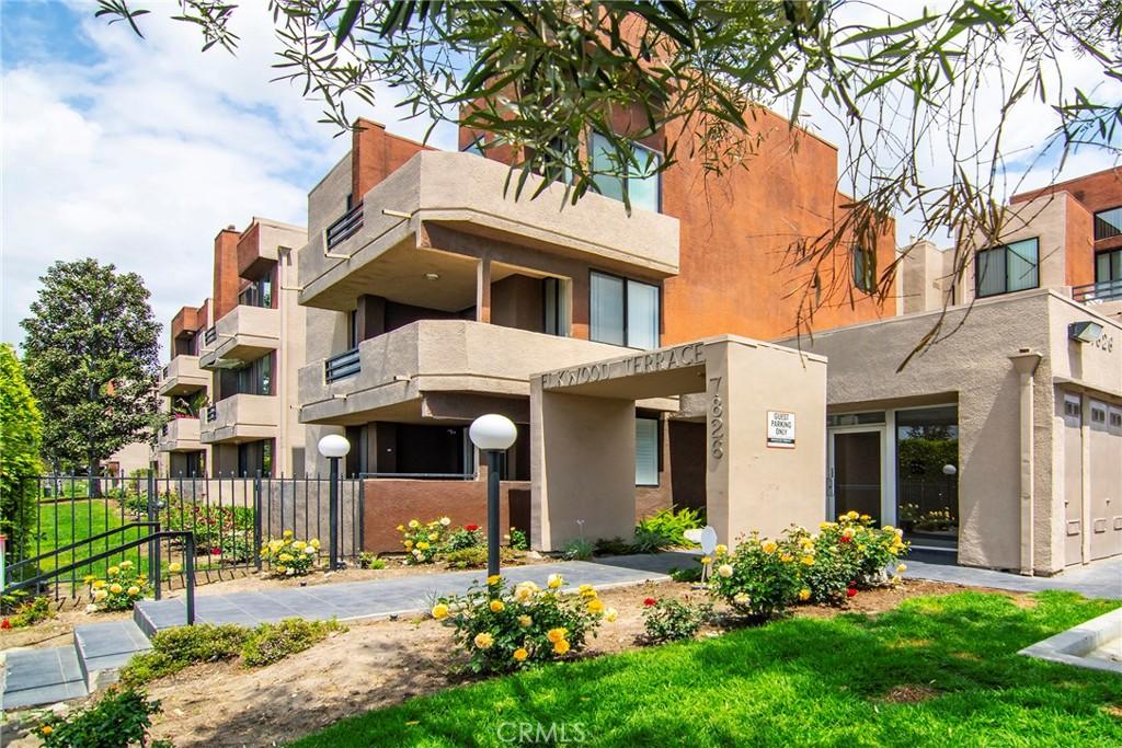 7826 Topanga Canyon Blvd Unit 307, Canoga Park, CA 91304 - view of property featuring fence