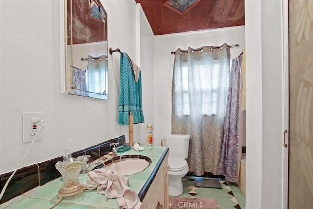 159 E 105th St, Los Angeles, CA 90003 - full bath with toilet, vanity, and shower / tub combo with curtain