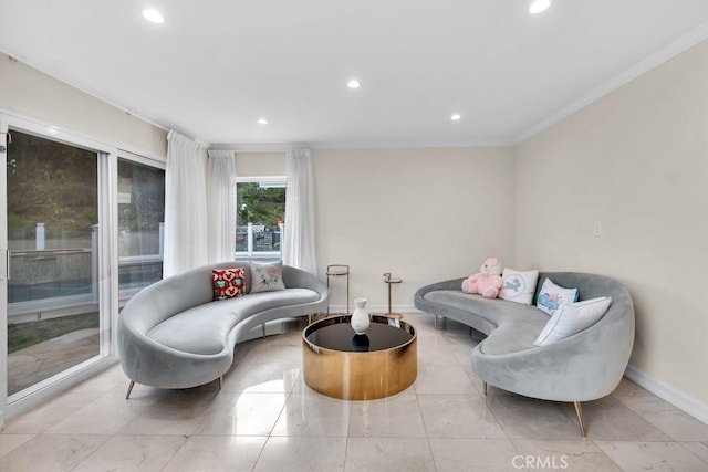 sitting room with recessed lighting, baseboards, and ornamental molding