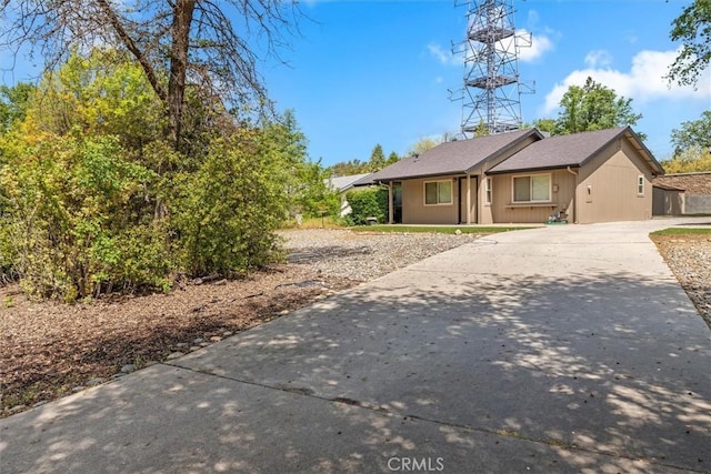 view of front of home featuring concrete driveway