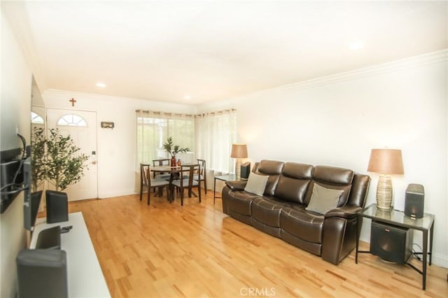 living room featuring recessed lighting, ornamental molding, baseboards, and wood finished floors