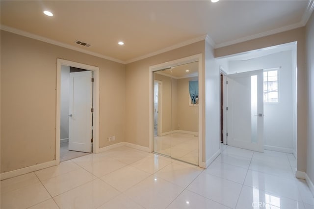 spare room featuring recessed lighting, baseboards, visible vents, and ornamental molding